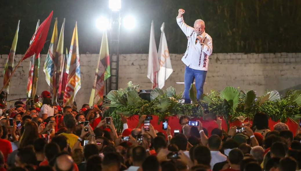Lula discursa em ato político