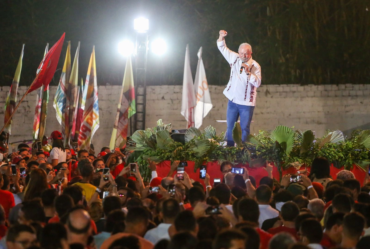 Lula discursa em ato político