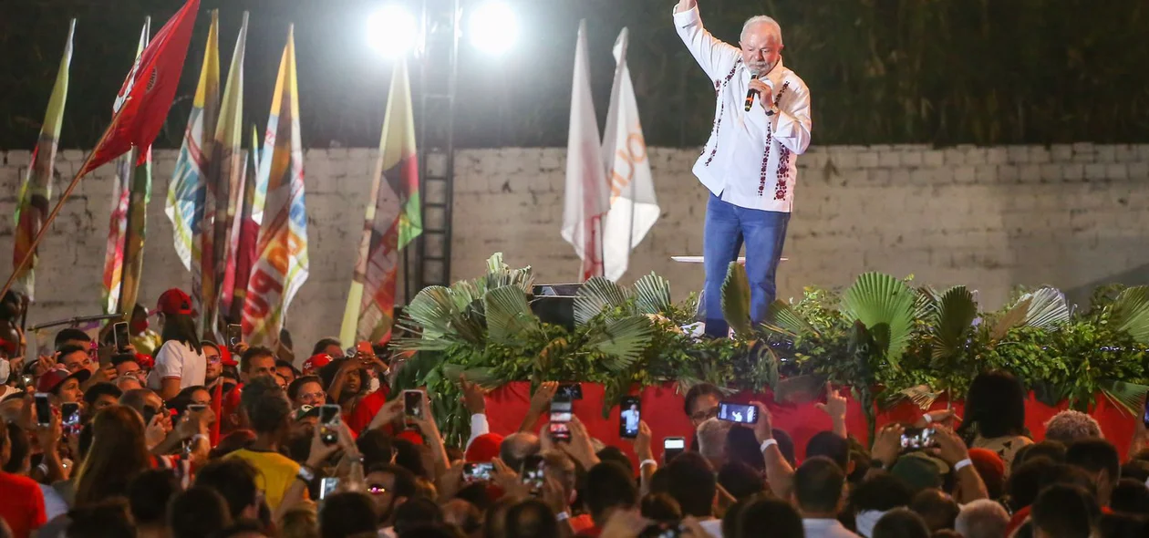 Lula discursa em ato político