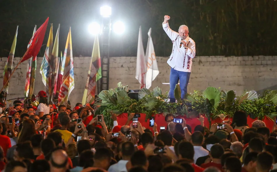 Lula discursa em ato político