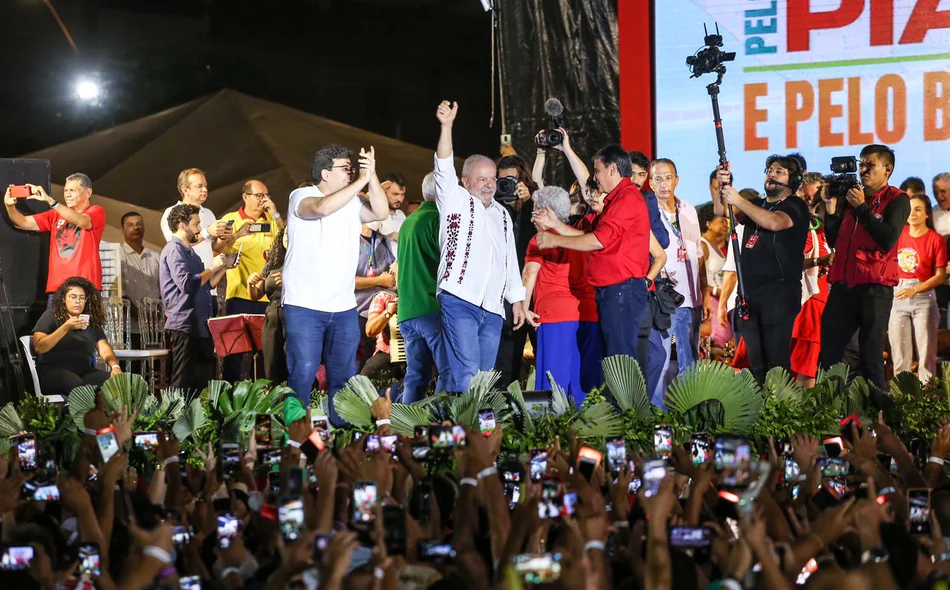 Lula foi aplaudido pelo povo