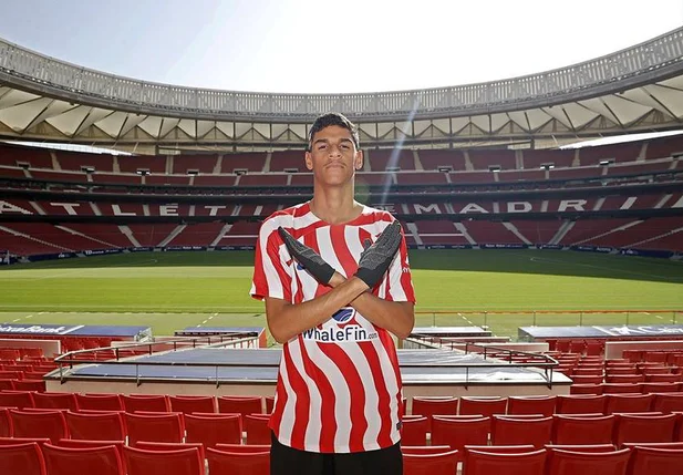 Luva de Pedreiro escondeu o símbolo da Nike ao posar com uniforme do Atlético de Madrid, na Espanha, já que tem contrato de exclusividade com a adidas.