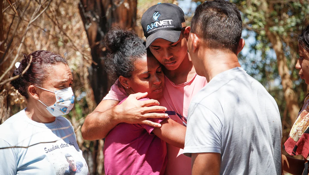 Mãe das crianças sendo consolada