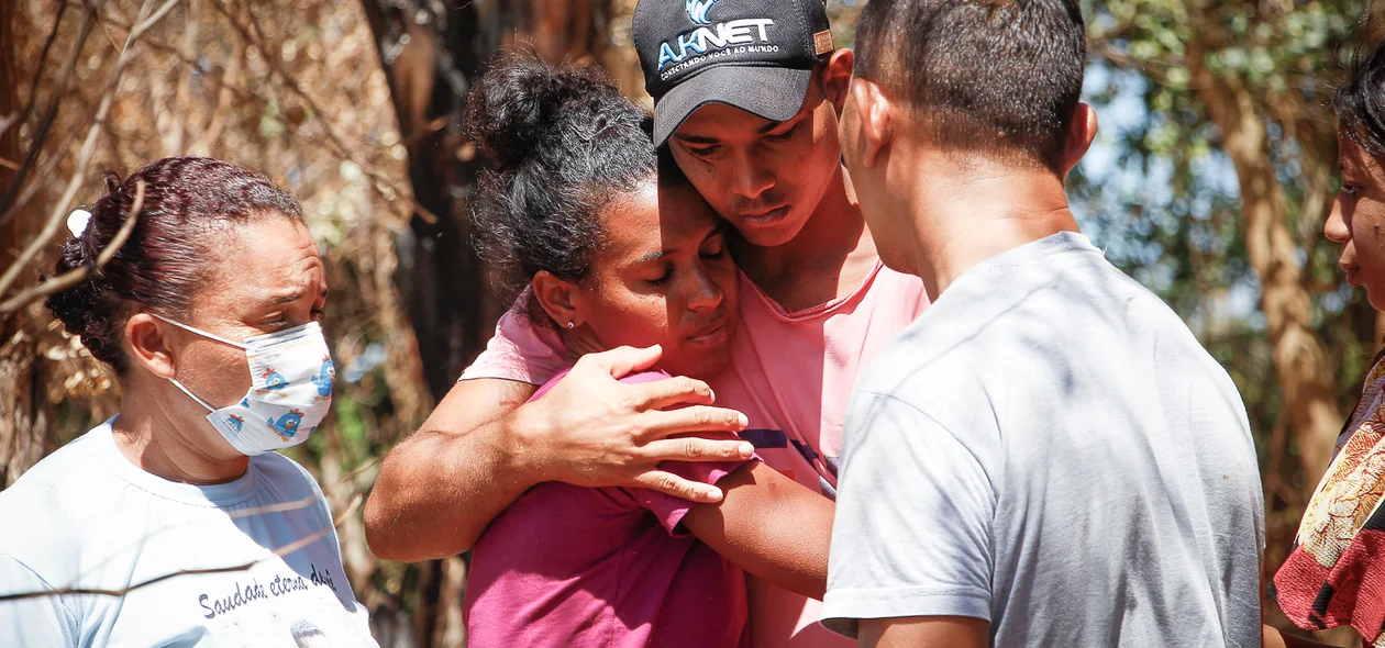 Mãe das crianças sendo consolada