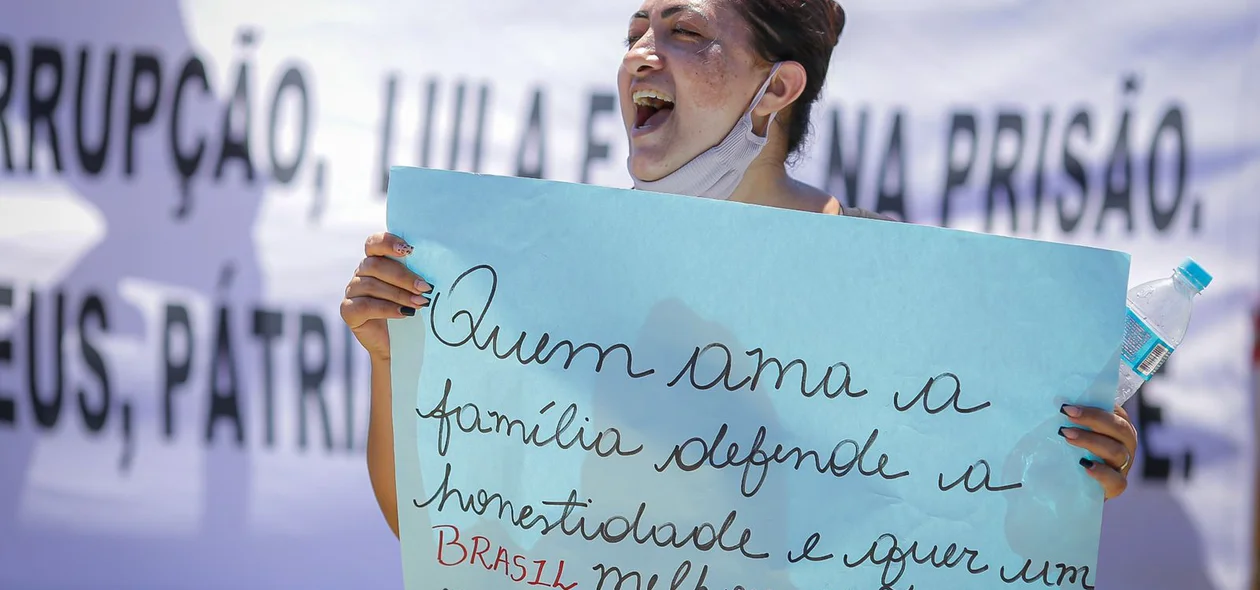 Manifestante defende a família e rechaça voto no PT