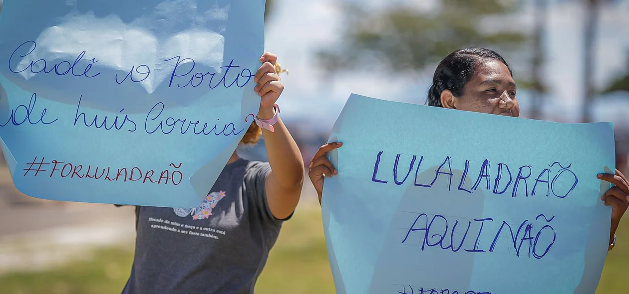Manifestantes cobraram conclusão de obras no Piauí