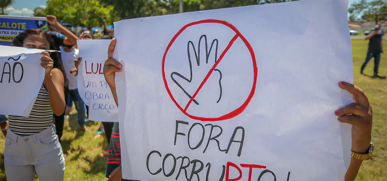Manifestantes exibem faixas com "fora corrupto"