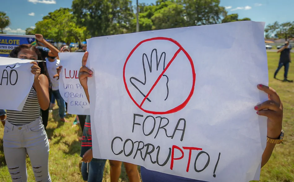 Manifestantes exibem faixas com "fora corrupto"