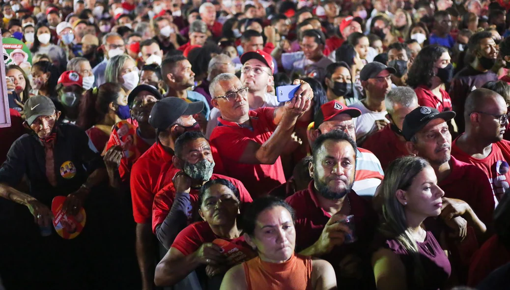 Militantes e simpatizantes aguardam Lula durante evento em Teresina