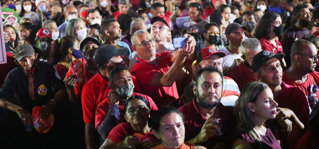 Militantes e simpatizantes aguardam Lula durante evento em Teresina