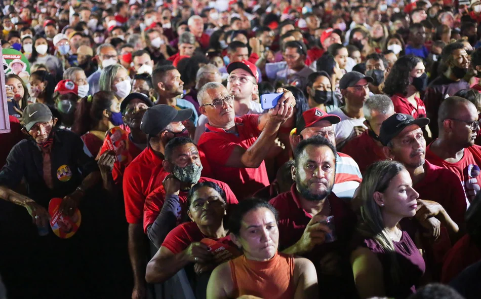 Militantes e simpatizantes aguardam Lula durante evento em Teresina