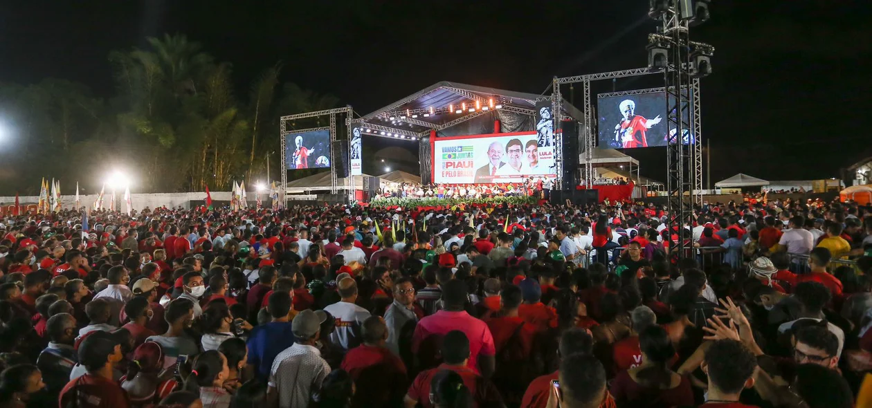 Militantes e simpatizantes durante evento