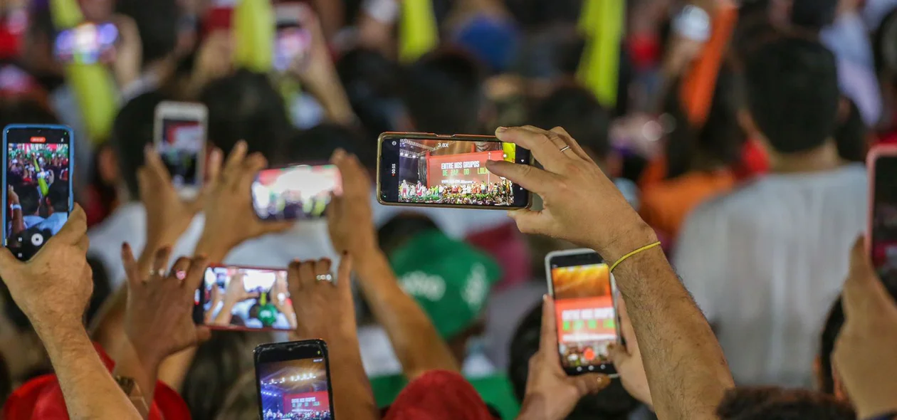 Militantes e simpatizantes registram chegada de Lula