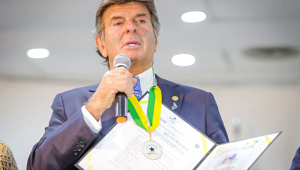 Ministro agradece homenagem