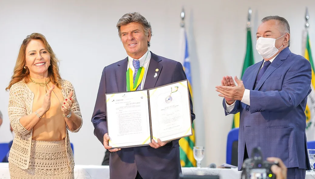 Ministro é homenageado