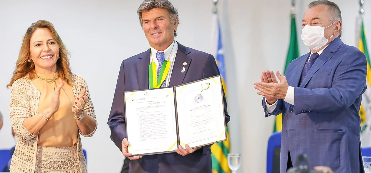 Ministro é homenageado