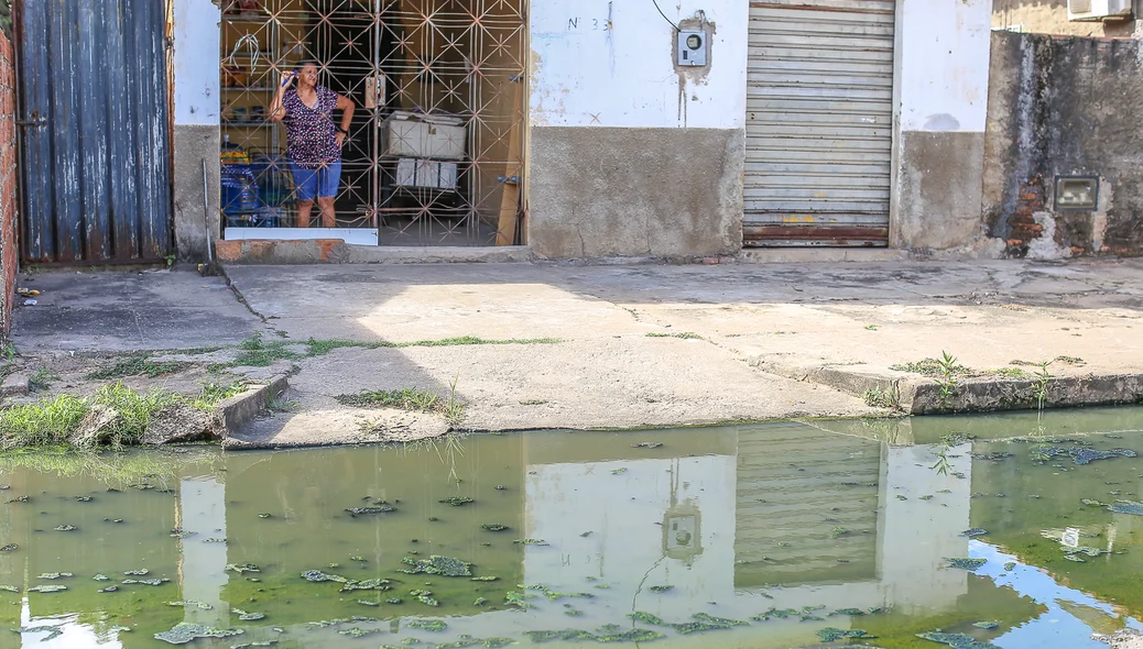 Moradora disse que é impossível ficar na porta de casa por conta do mau-cheiro
