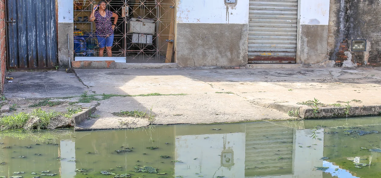 Moradora disse que é impossível ficar na porta de casa por conta do mau-cheiro