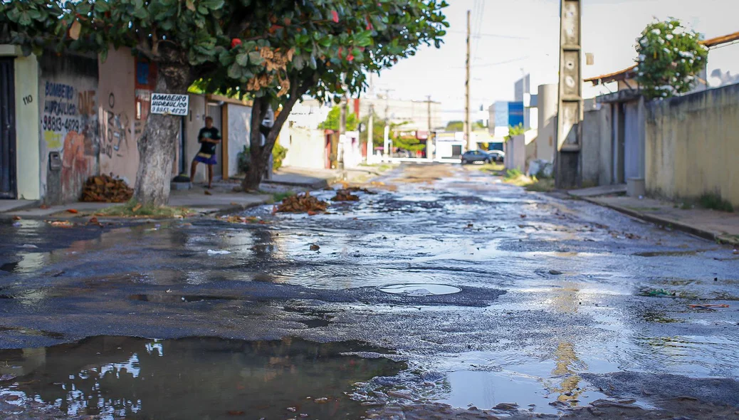 Moradores denunciam vazamento de água no bairro São Cristóvão