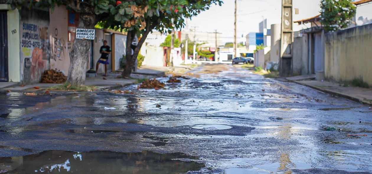 Moradores denunciam vazamento de água no bairro São Cristóvão