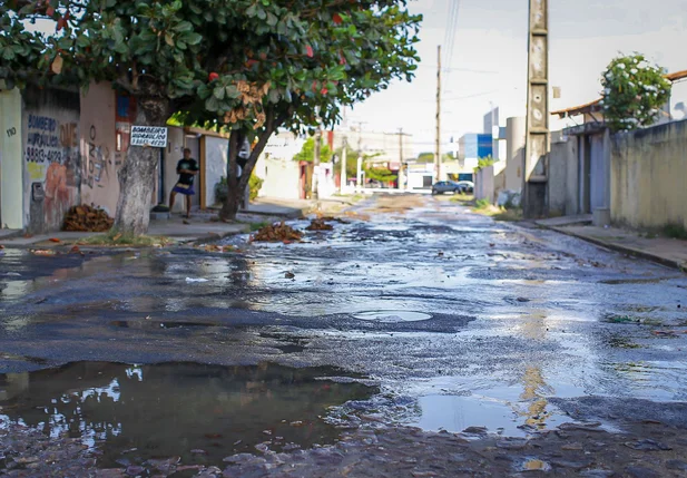 Moradores denunciam vazamento de água no bairro São Cristóvão