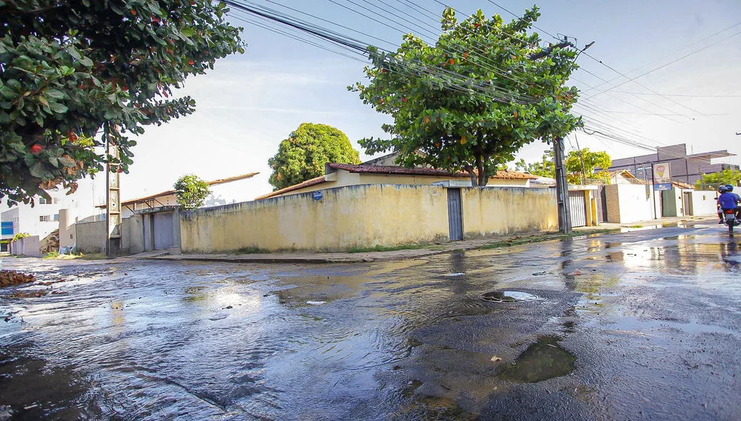 Moradores denunciam vazamento de água