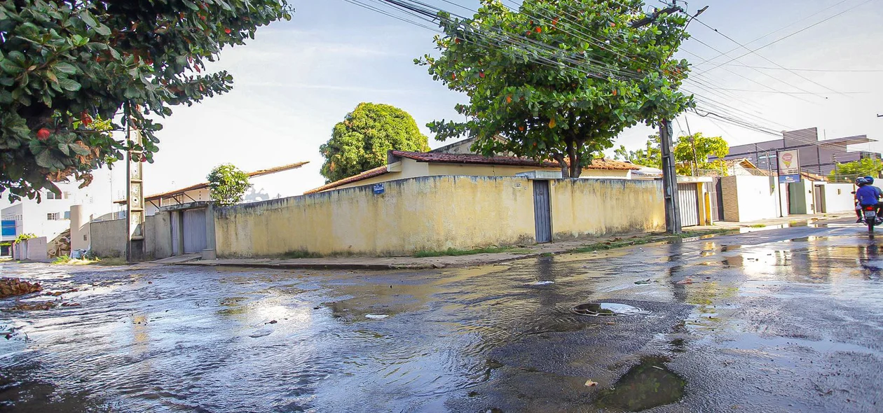 Moradores denunciam vazamento de água