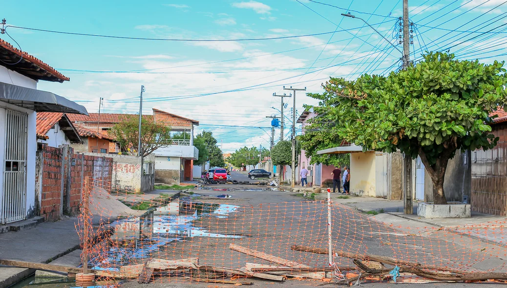 Moradores fecham rua em forma de protesto