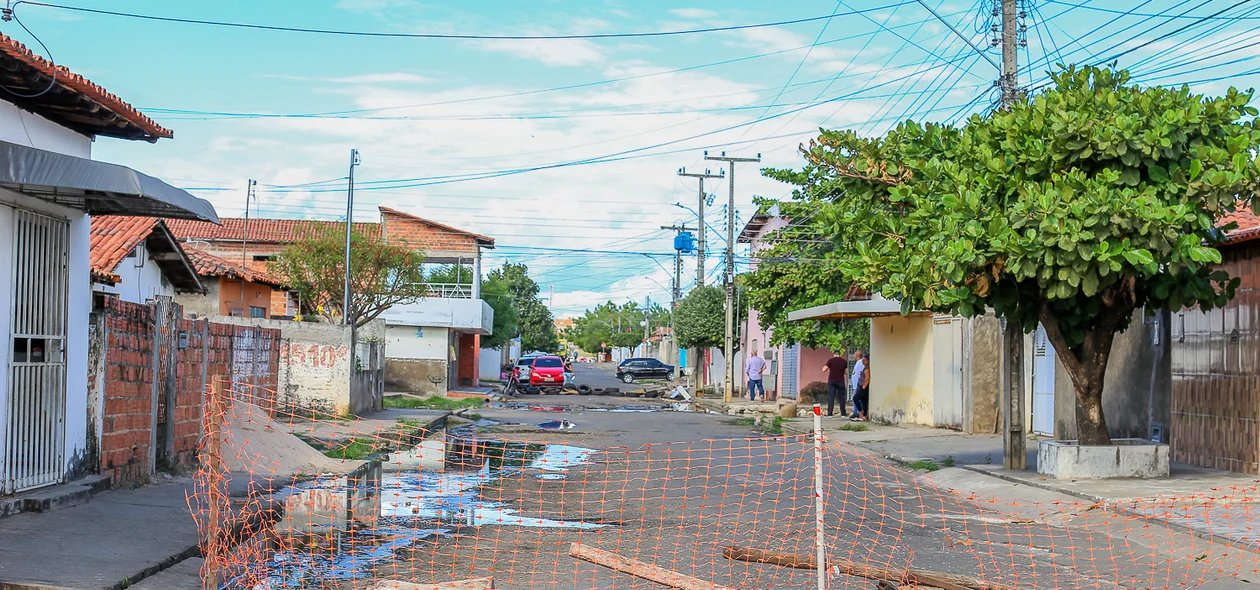 Moradores fecham rua em forma de protesto