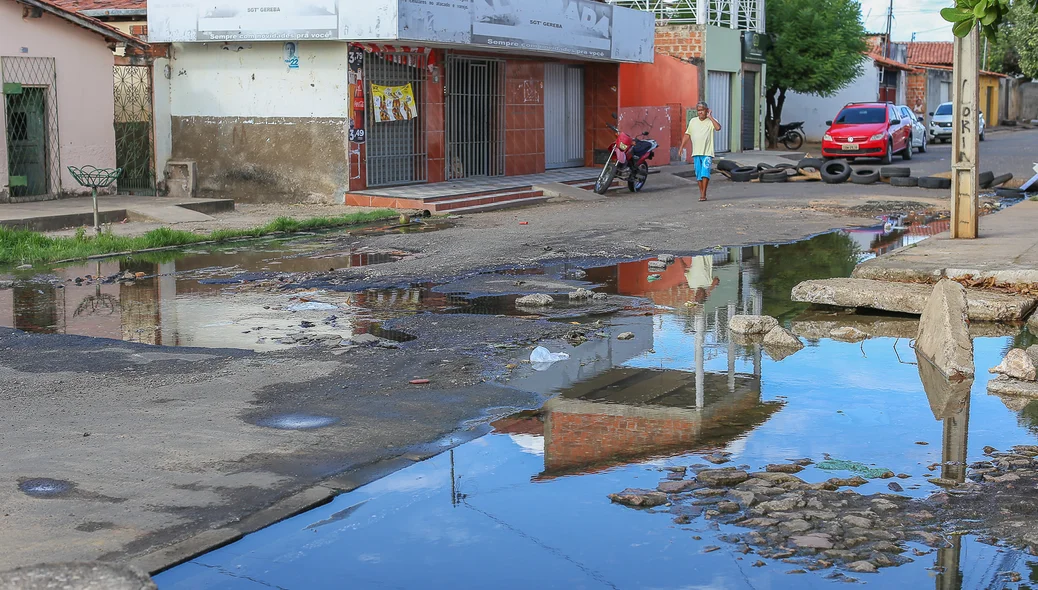 Moradores reclamam de muita lama e água na rua