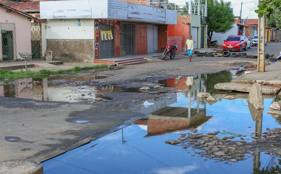Moradores reclamam de muita lama e água na rua