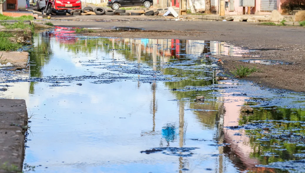 Moradores reclamam de muita lama e um cheiro insuportável