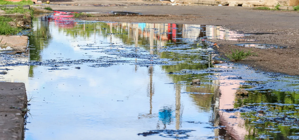 Moradores reclamam de muita lama e um cheiro insuportável