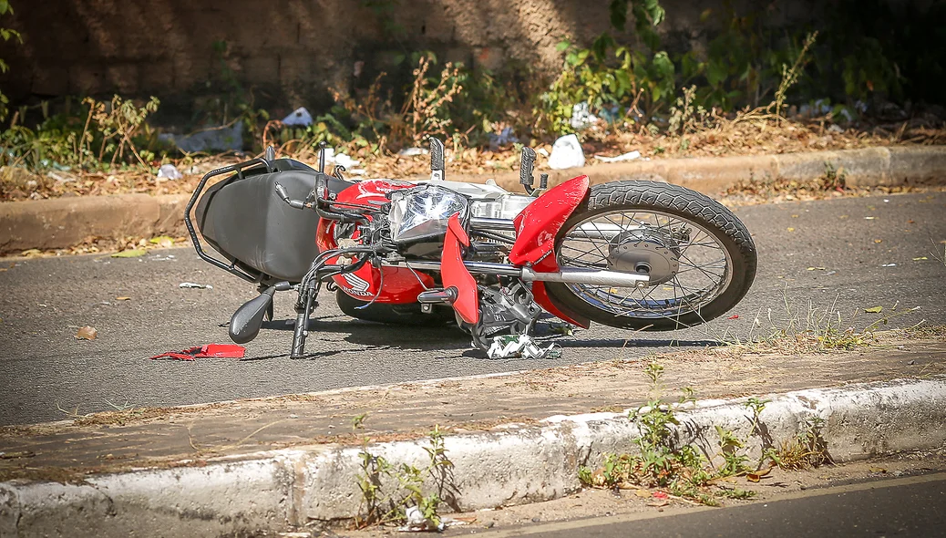 Motocicleta fica com a frente destruída após acidente
