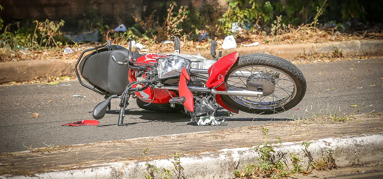 Motocicleta fica com a frente destruída após acidente