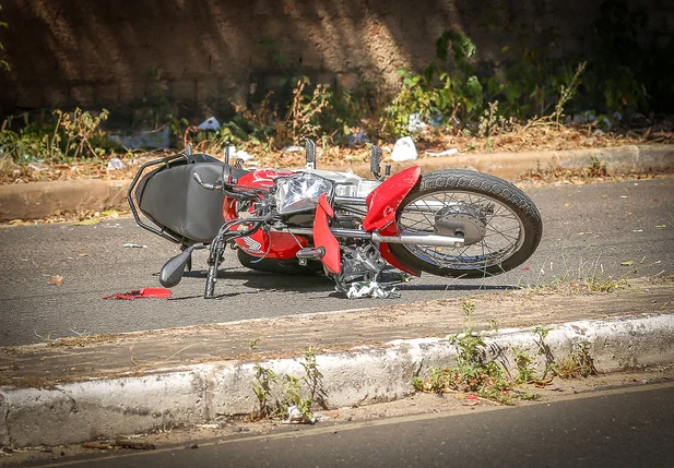 Motocicleta fica com a frente destruída após acidente