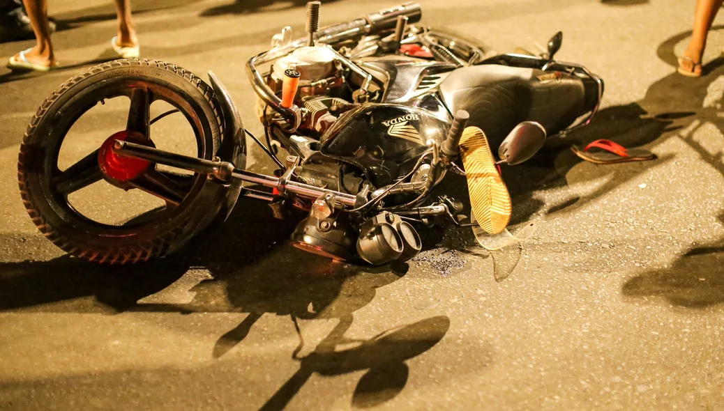 Motocicleta que atropelou pedestre