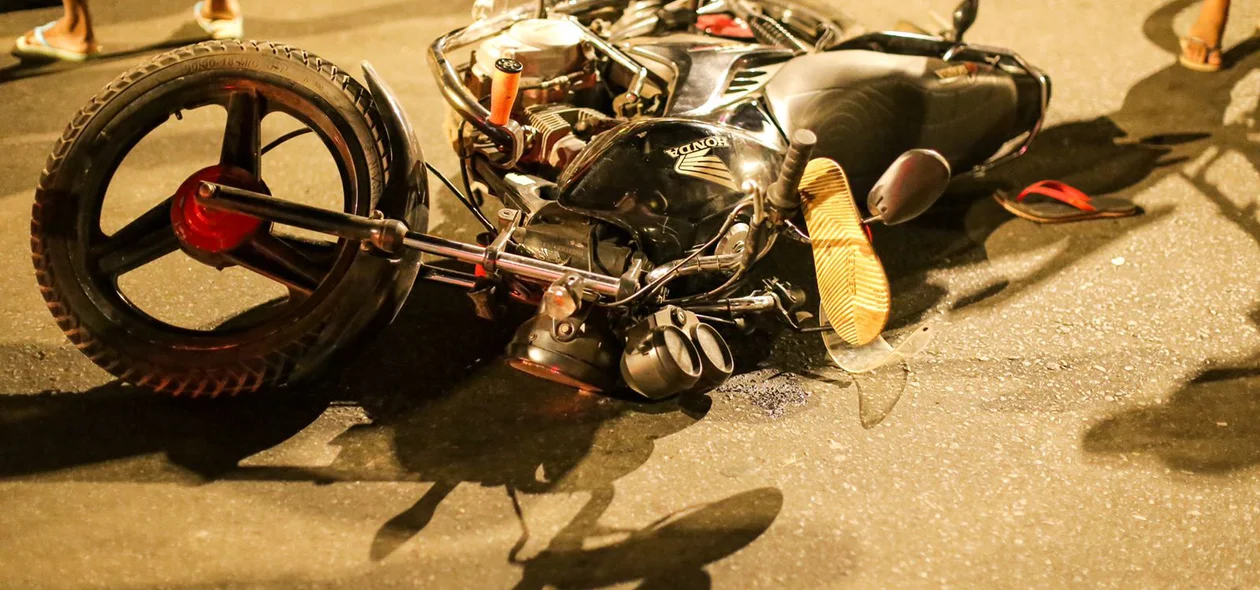 Motocicleta que atropelou pedestre