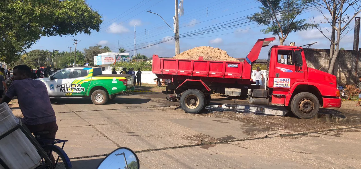 Motociclista morre esmagado por caminhão caçamba em Teresina