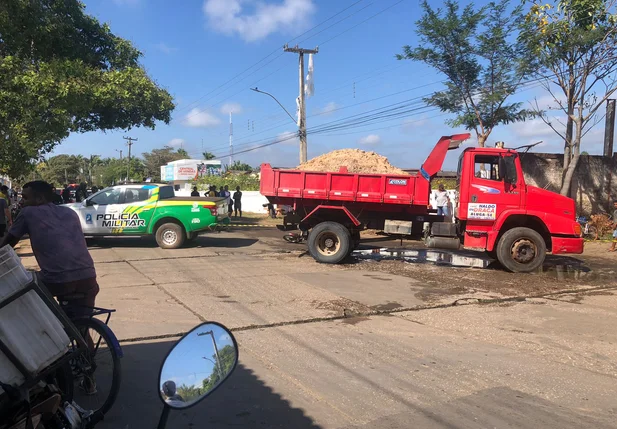 Motociclista morre esmagado por caminhão caçamba em Teresina