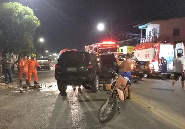 Motorista perde controle da direção e derruba muro de casa em Teresina