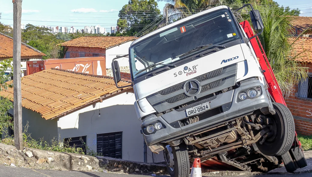 Motorista perde o controle e quase atinge residência