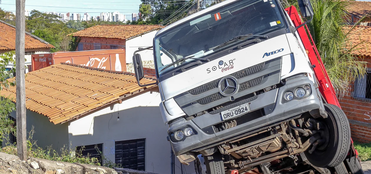 Motorista perde o controle e quase atinge residência