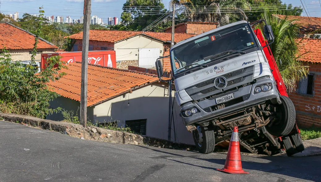 Motorista perdeu o controle ao tentar subir ladeira