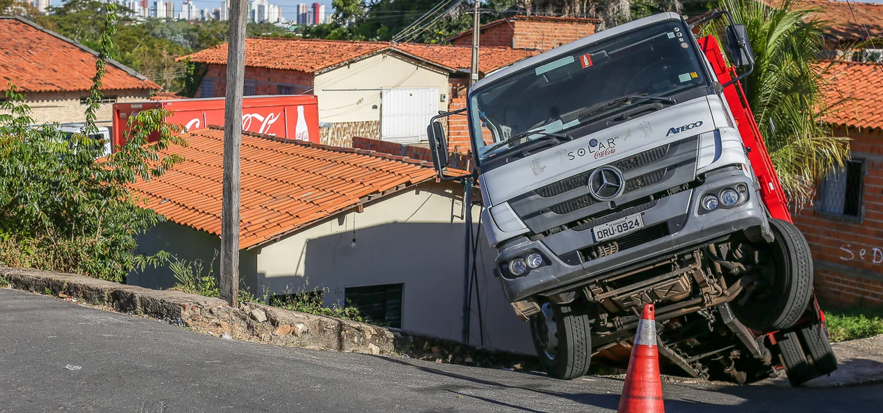 Motorista perdeu o controle ao tentar subir ladeira