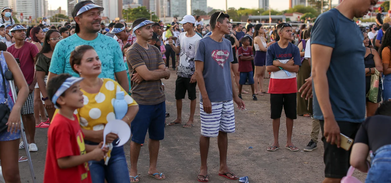 Muita gente no local