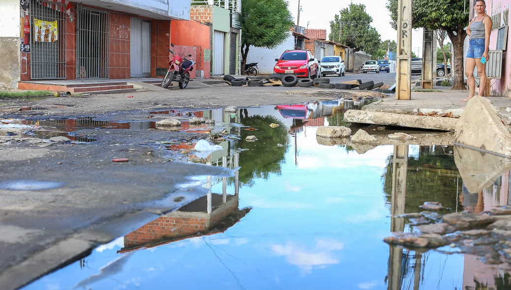 Muita lama acumulada na rua