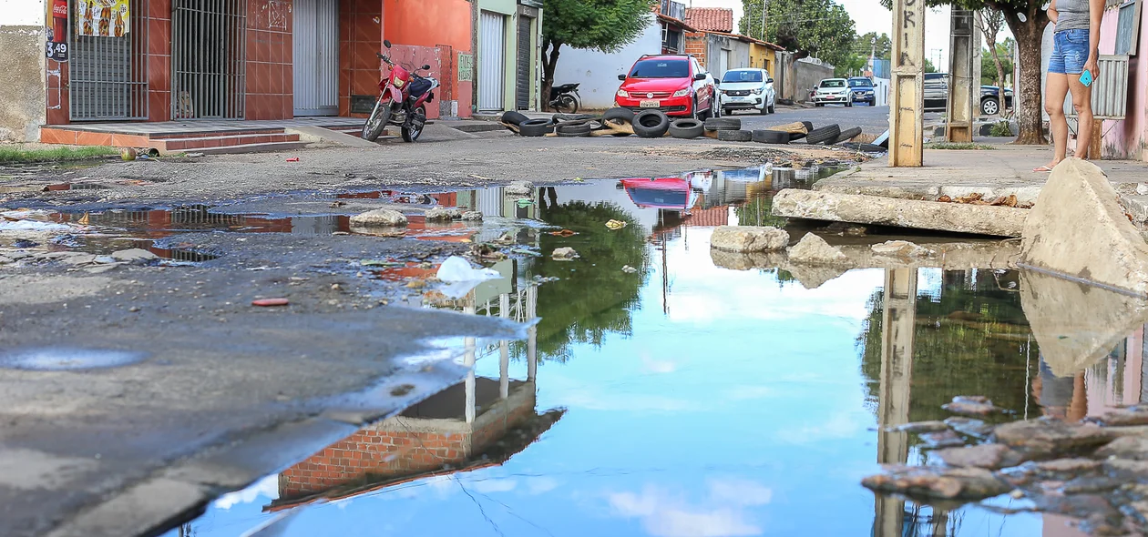 Muita lama acumulada na rua