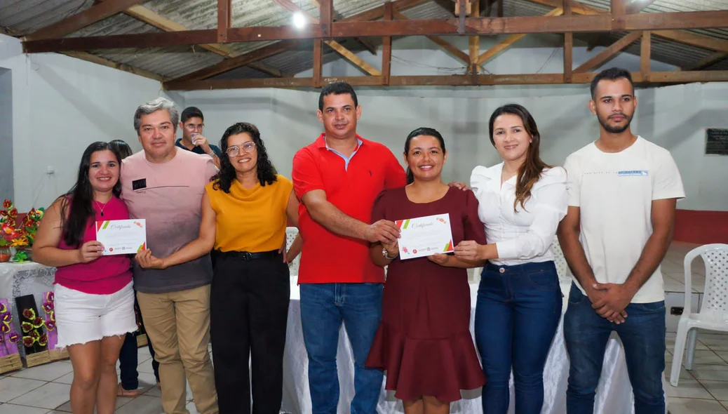 Mulheres recebendo os certificados em Lagoa de São Francisco