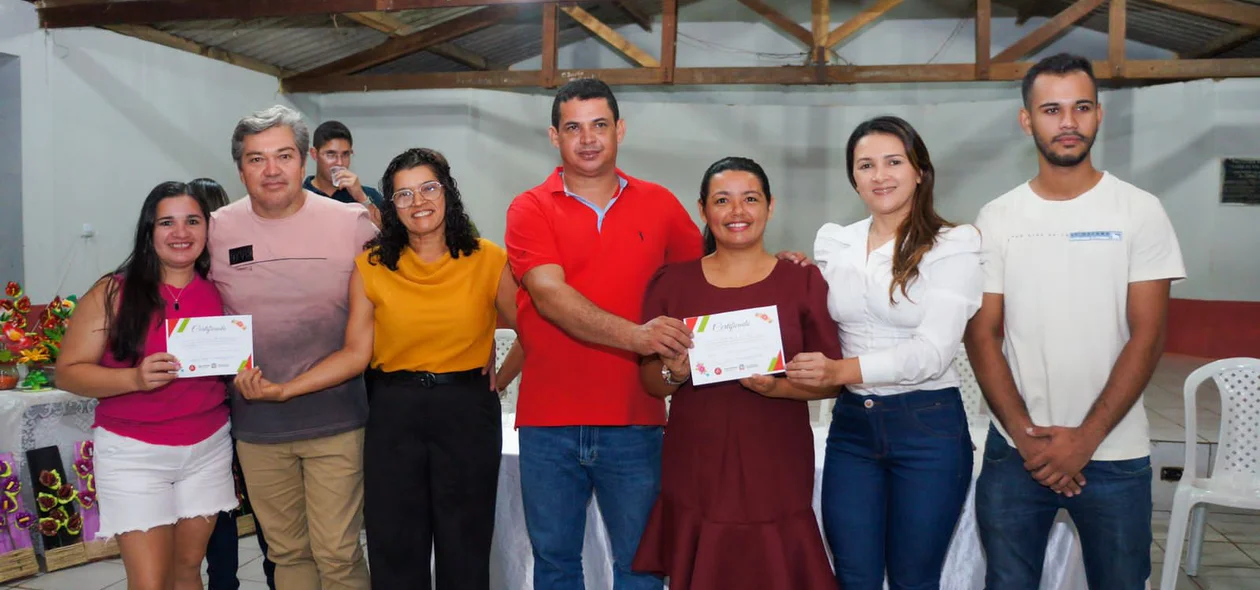Mulheres recebendo os certificados em Lagoa de São Francisco